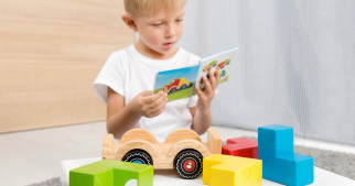Giocattoli e strumenti Montessori per ogni età